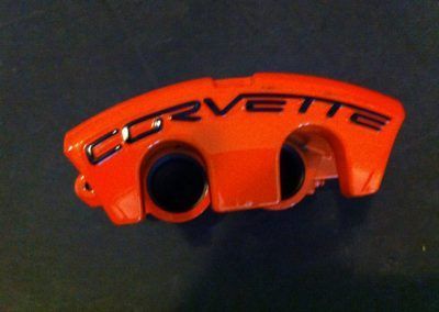 Un gros plan d'un étrier de frein de corvette orange