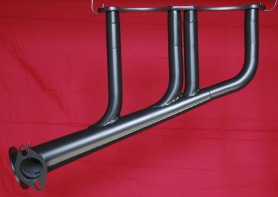 Un tuyau noir est suspendu à un tissu rouge.