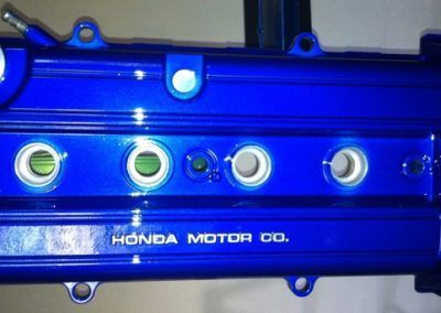 Un capot moteur bleu Honda Motor Co. avec des trous