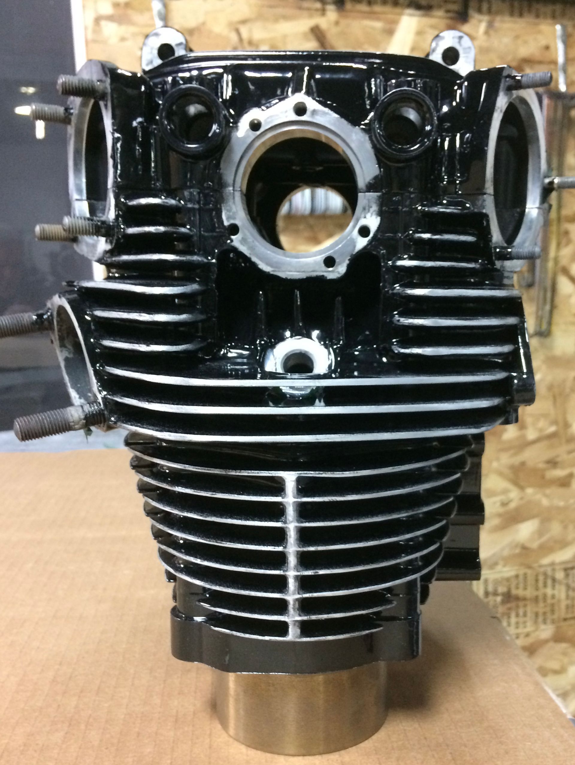 Un moteur de moto est posé sur une table en bois