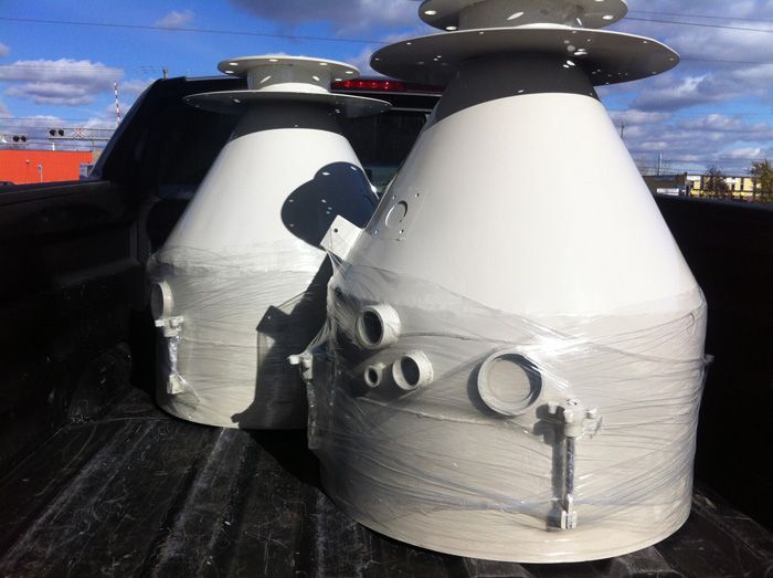 Deux cônes blancs sont assis à l'arrière d'un camion