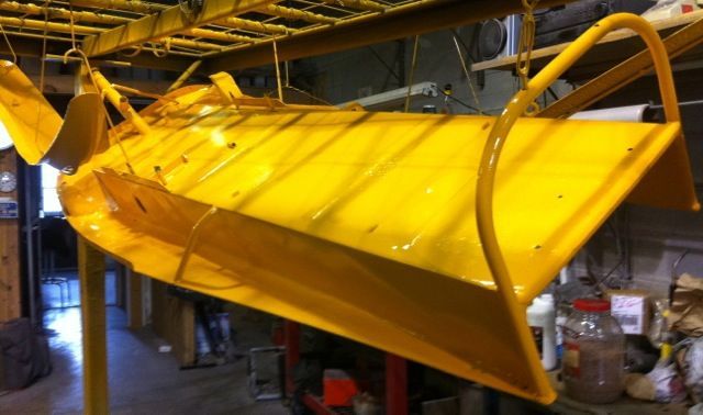 Un objet jaune est suspendu au plafond d'une pièce