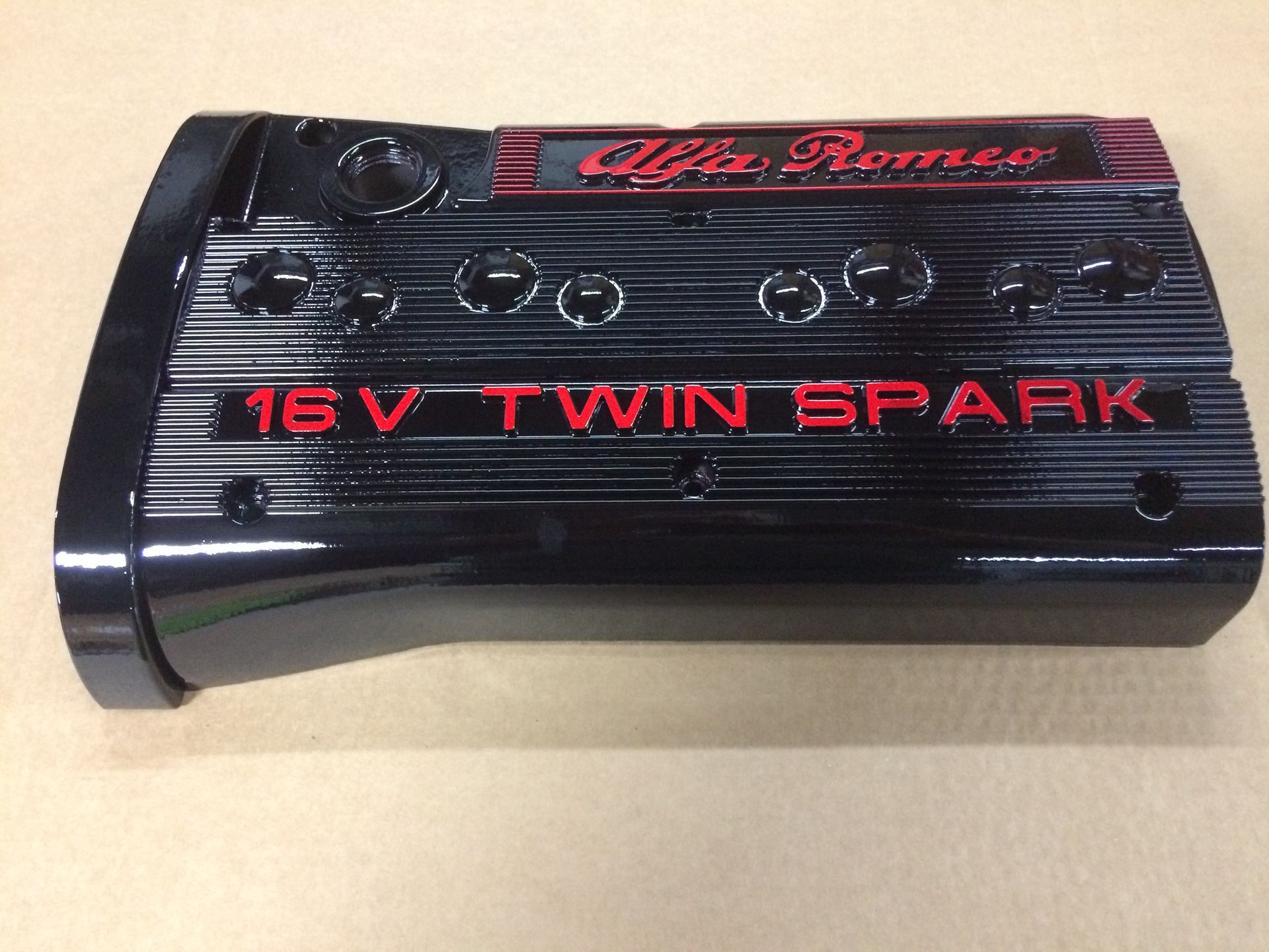 Un capot moteur noir Alfa Romeo 16v twin spark