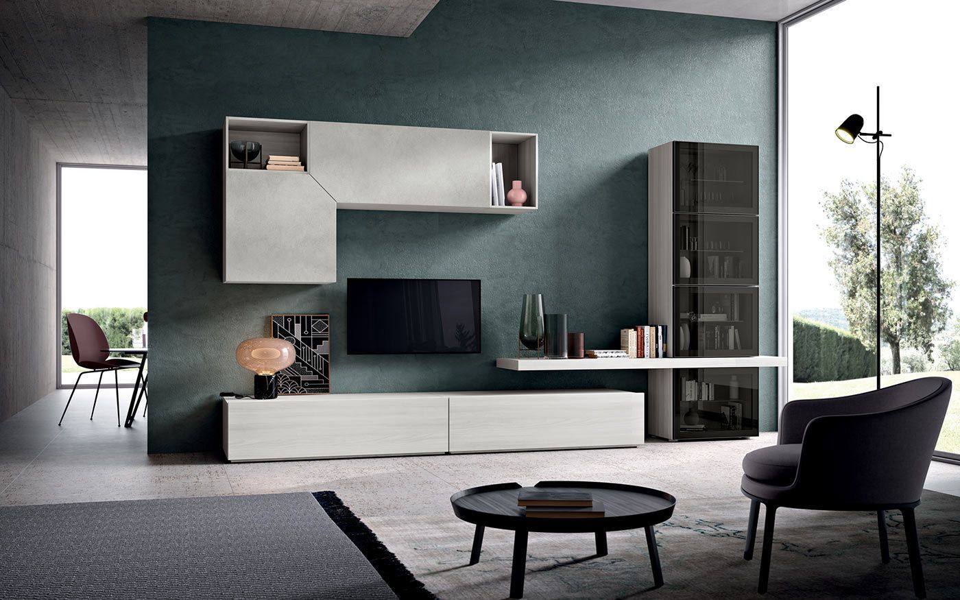 Un soggiorno con una televisione a parete e un tavolino da caffè.