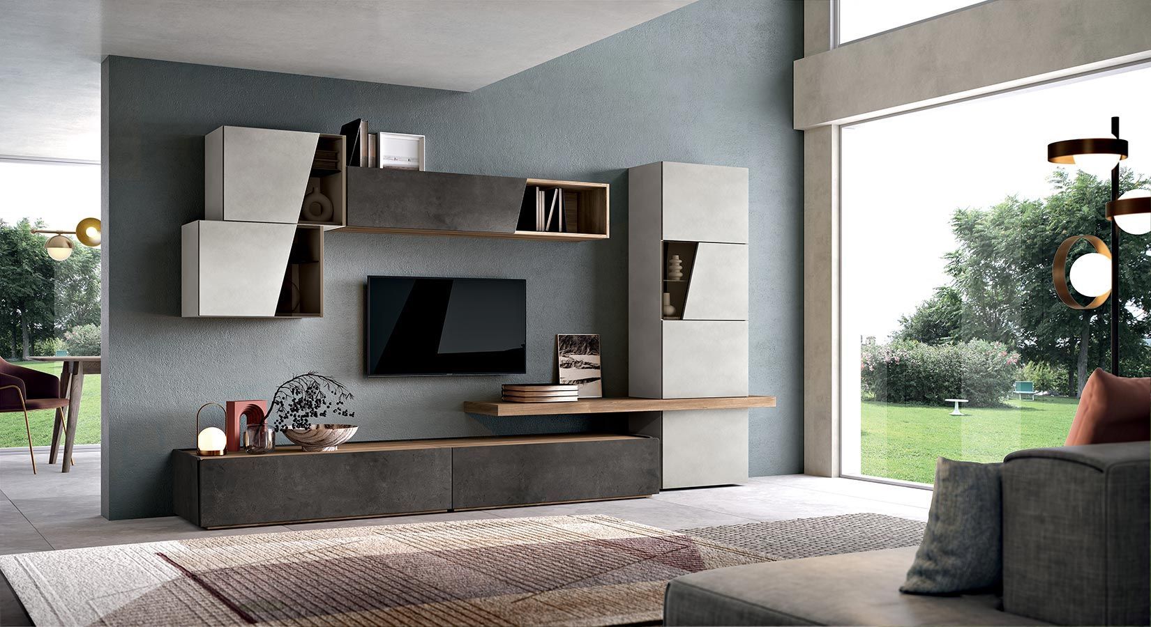 Un soggiorno con un divano e una televisione sul muro