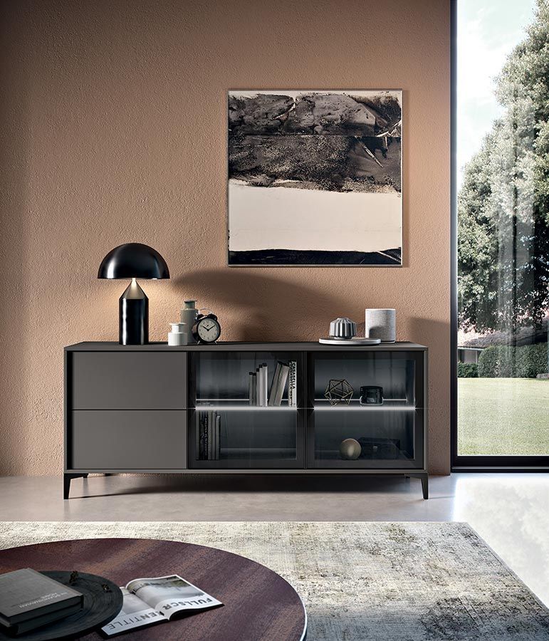 Un soggiorno con una cassettiera e un quadro sul muro