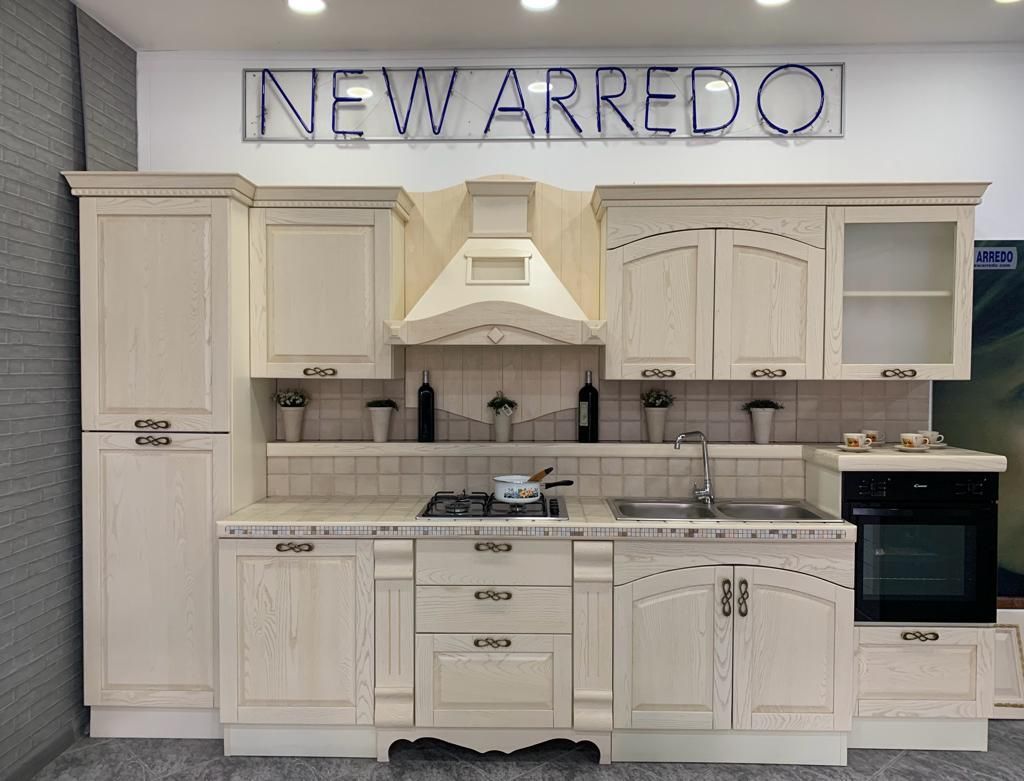 Una cucina con mobili bianchi e un cartello che dice nuovo arredo