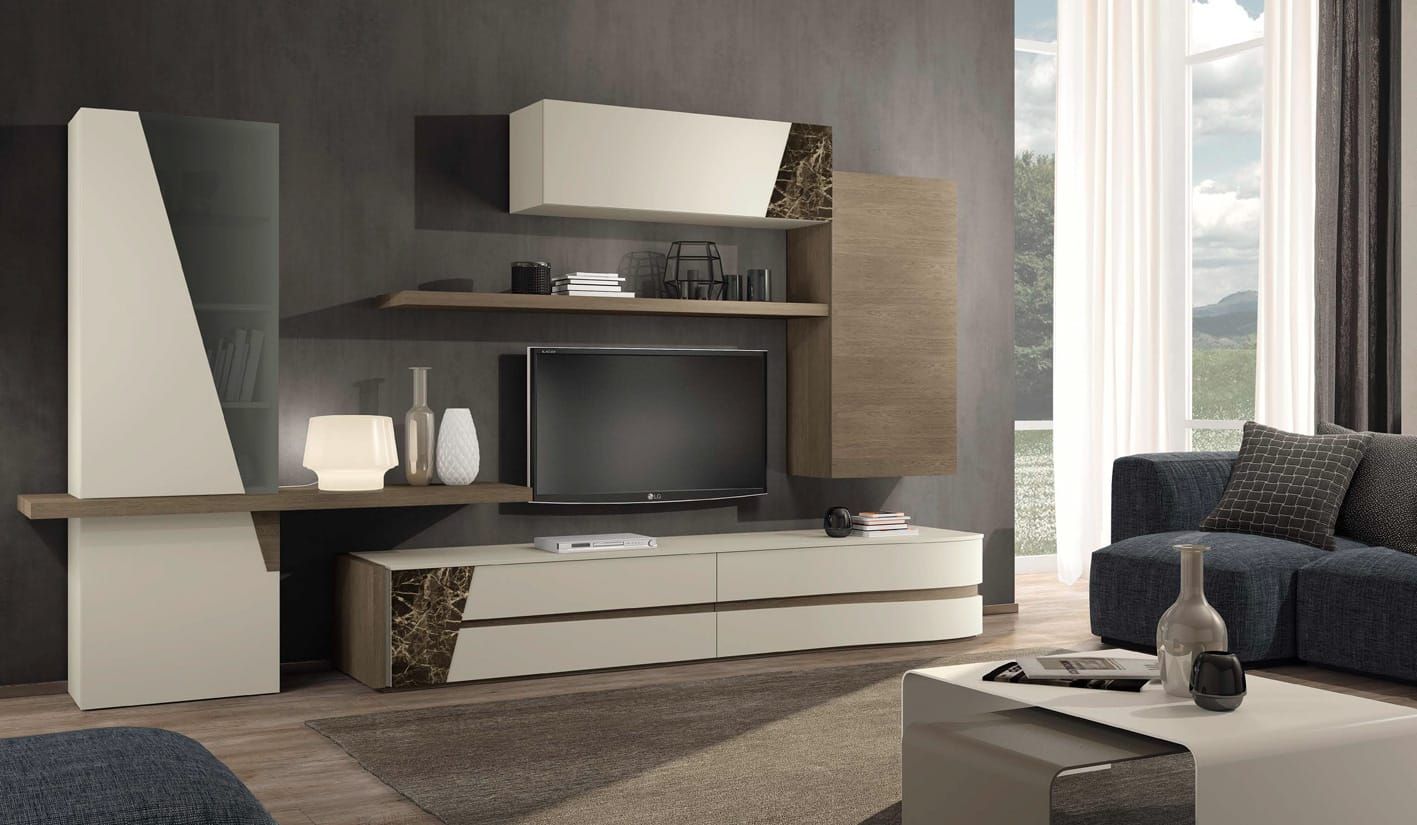 Un soggiorno con un divano e una televisione