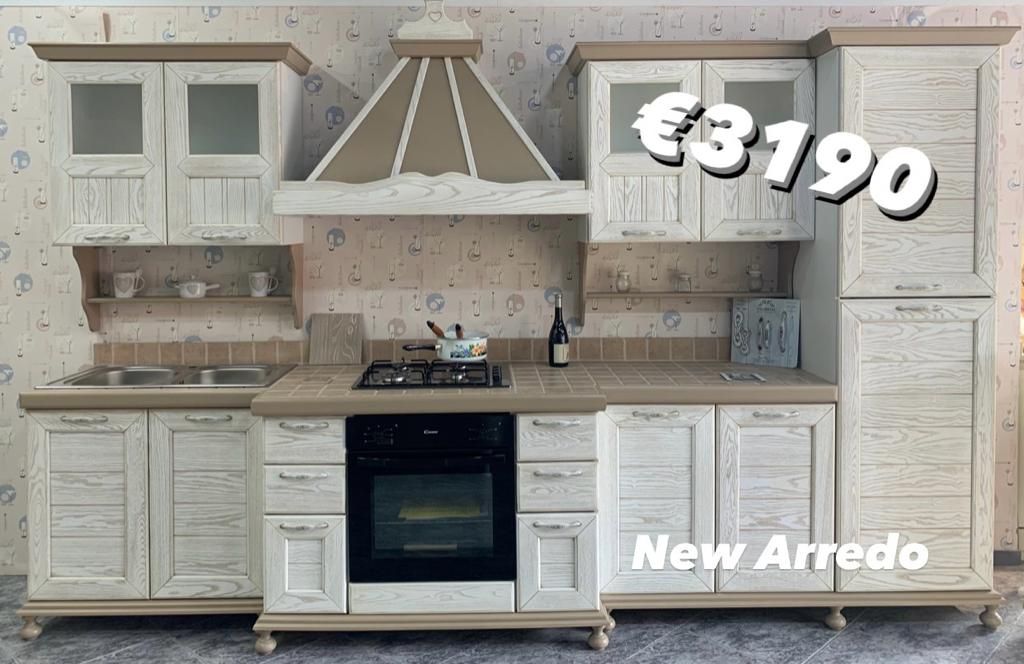 Una foto di una cucina con un cartellino del prezzo di 3180