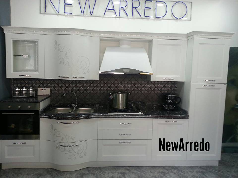 Una cucina con sopra un cartello che dice nuovo arredo