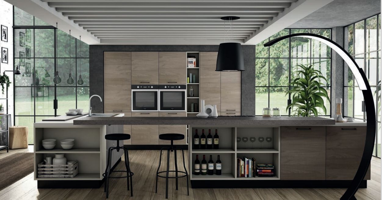 Una cucina con una grande isola al centro