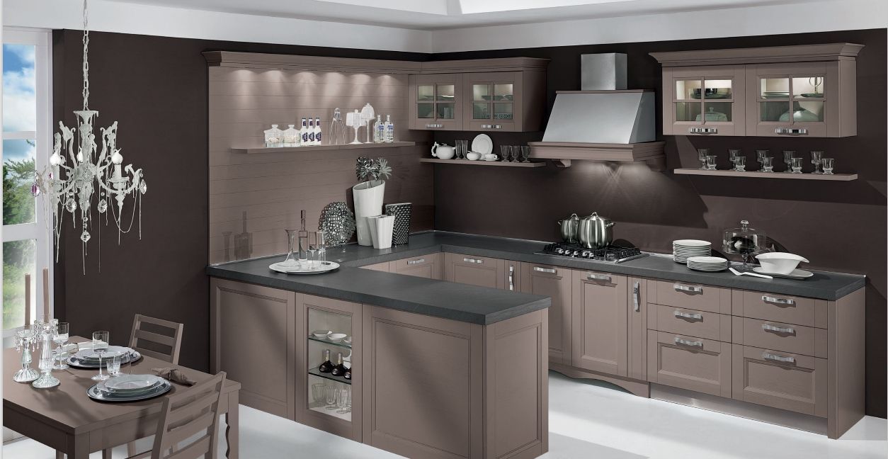 Una cucina con tavolo e sedie