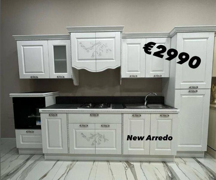 Una cucina con mobili bianchi e un prezzo di 2.990 €
