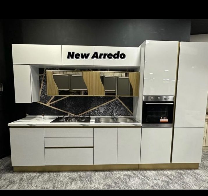 Una cucina con mobili bianchi e un cartello che dice nuovo arredo