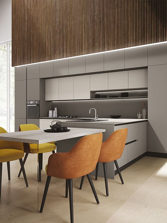 Una cucina con tavolo e sedie