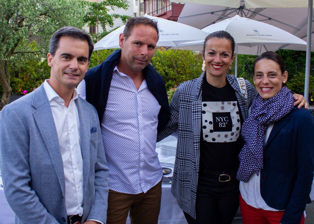 Un groupe de personnes pose ensemble pour une photo.