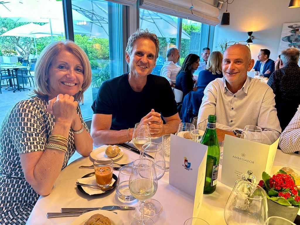 Un groupe de personnes sont assises à une table dans un restaurant.