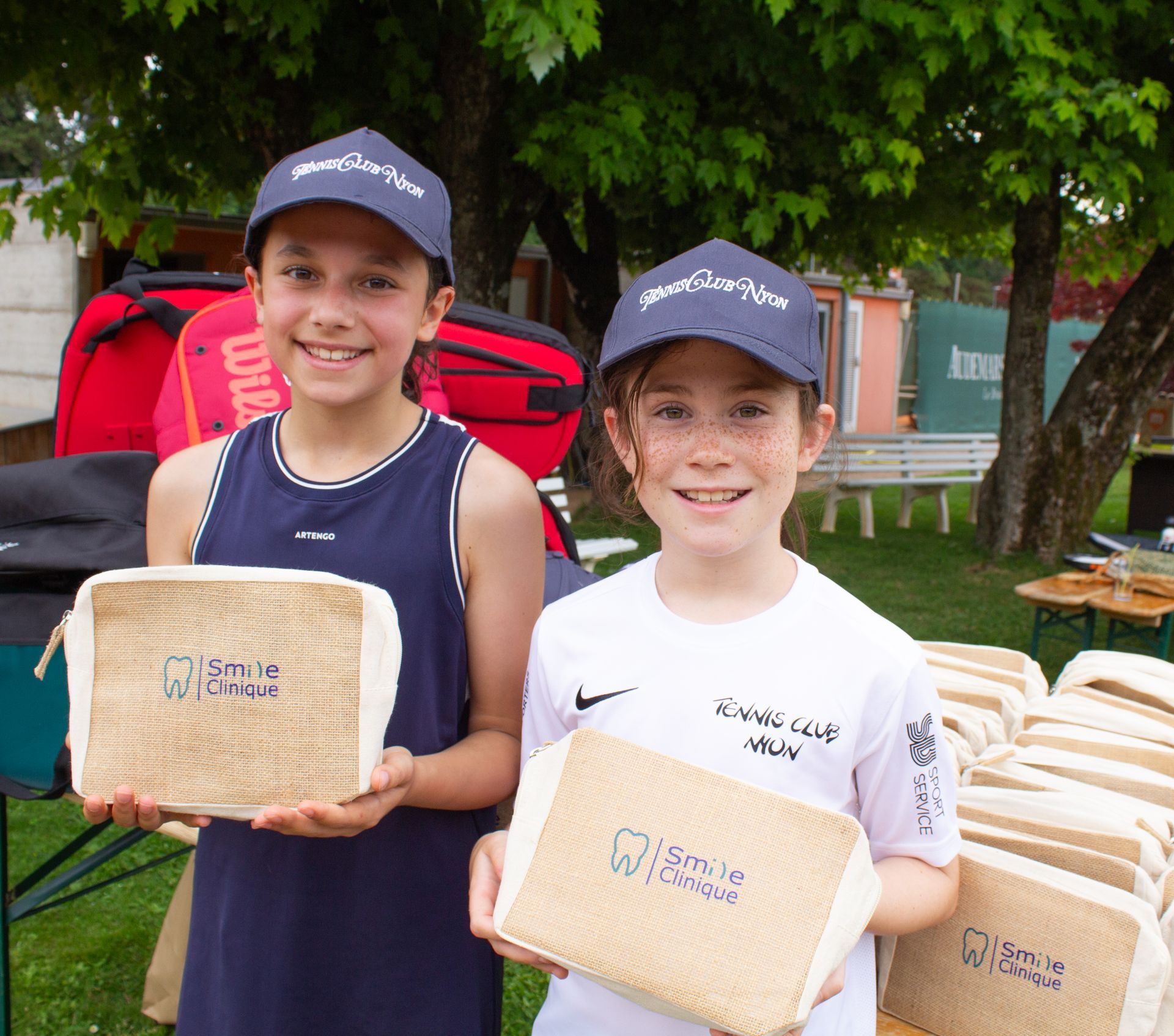 Deux jeunes garçons portant des chapeaux et des chemises sur lesquels est écrit Wilson