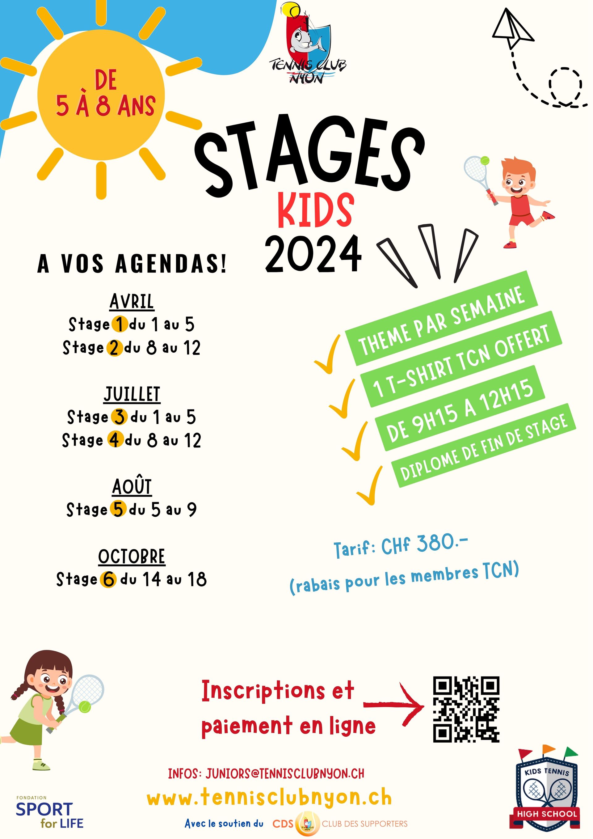 Une affiche pour les stages enfants 2024 avec un soleil et une fille jouant au tennis.