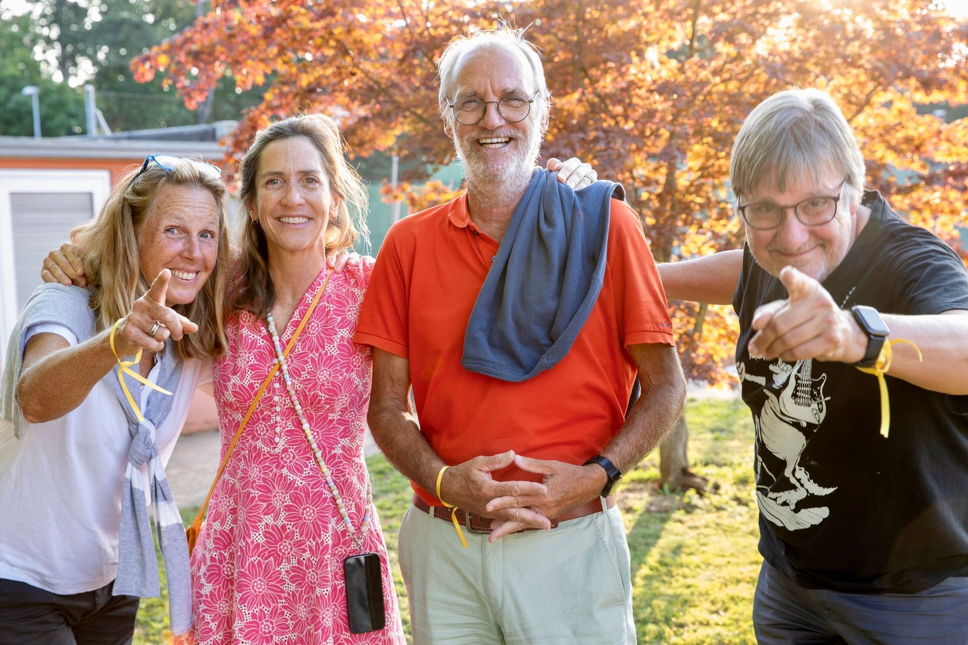 Un groupe de personnes pose ensemble pour une photo.