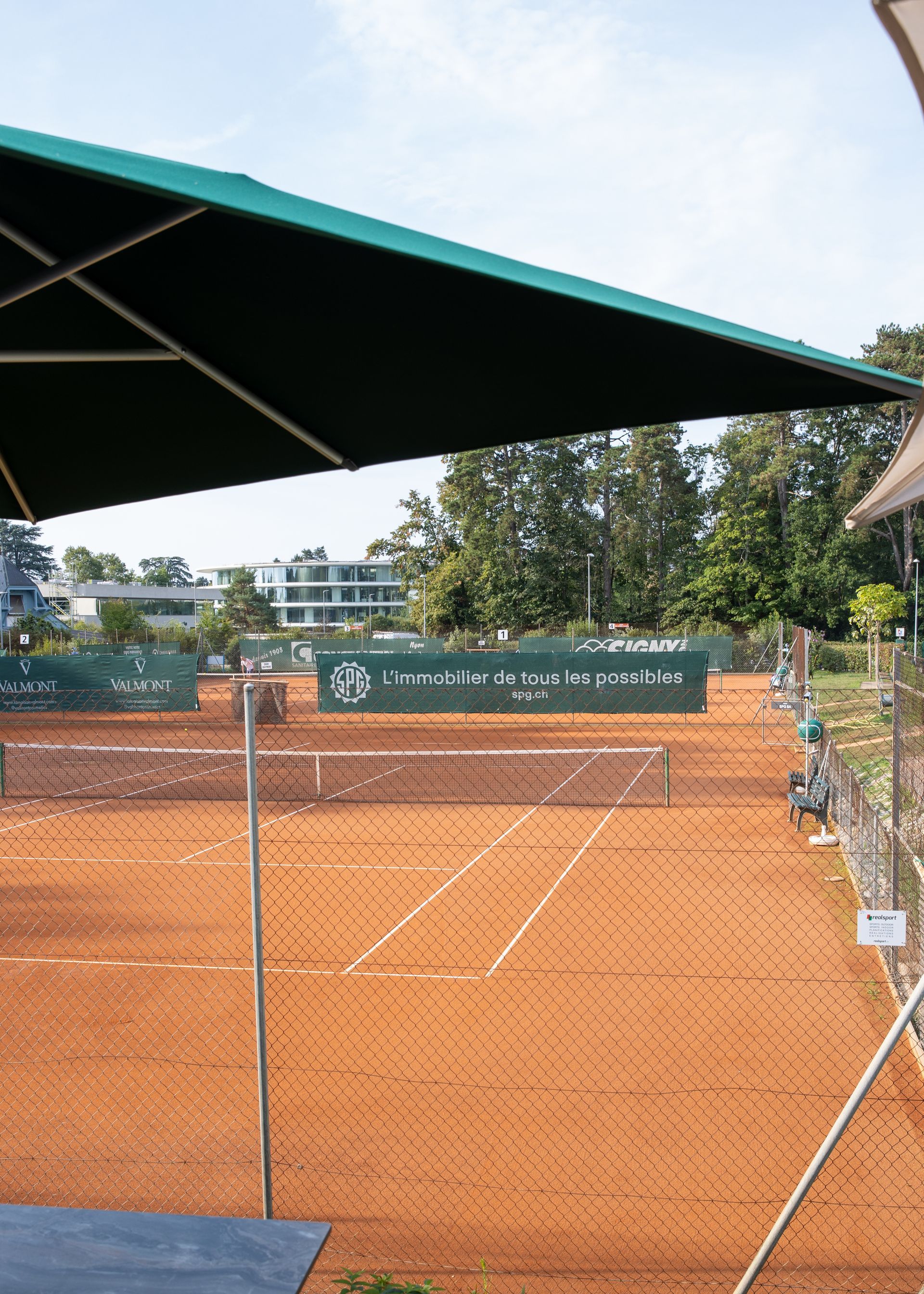 Une vue d'un court de tennis sous un parasol