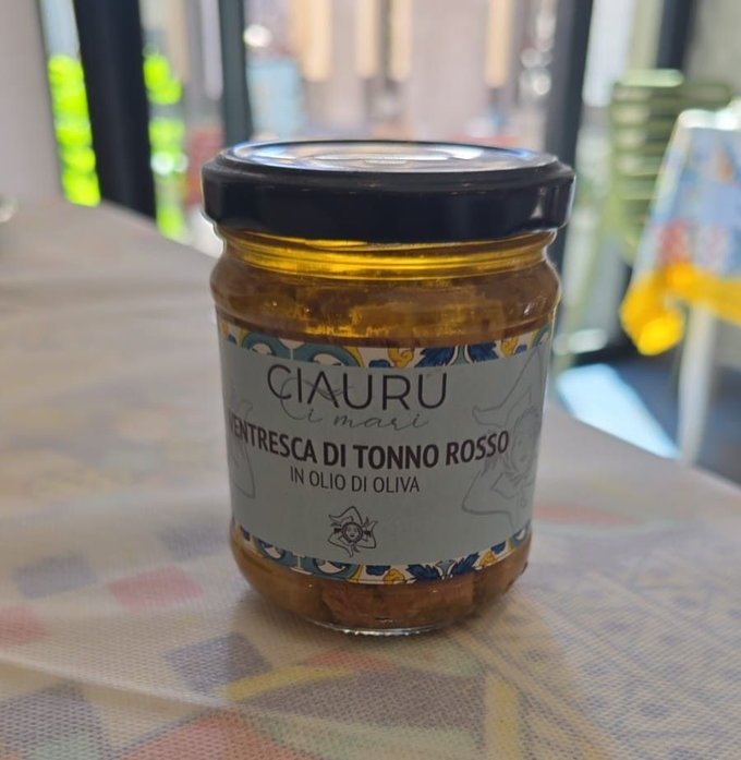 Piatto di frutti di mare con gamberi, ostriche e limoni su un tavolo con vino.