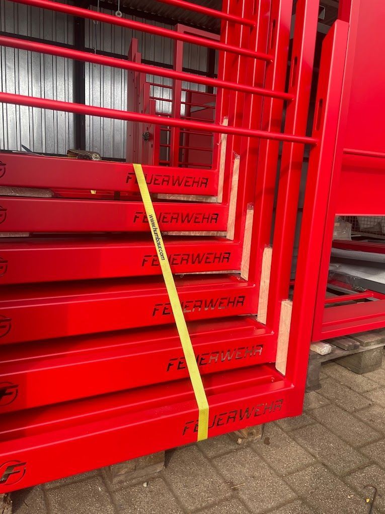 Ein paar rote Treppen mit dem Wort Feuerwehr darauf geschrieben