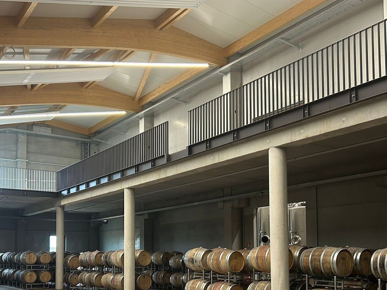 Ein Lagerhaus mit vielen Fässern und einem Geländer