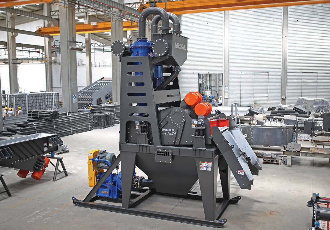 In einem großen Raum in einer Fabrik steht eine große Maschine.