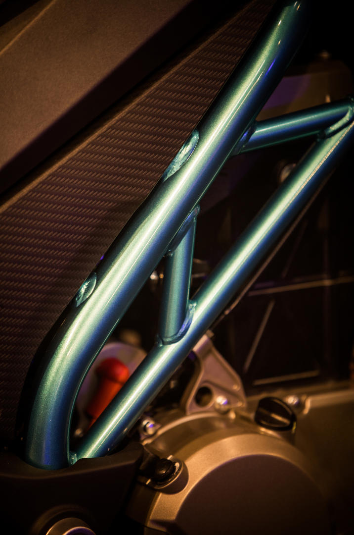Eine Nahaufnahme eines blauen Metallrahmens auf einem Motorrad