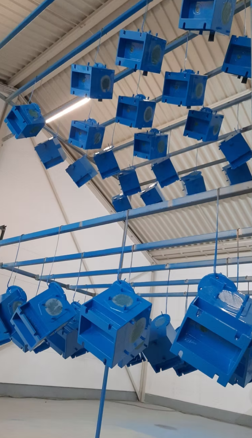 Ein Haufen blauer Kisten hängen von der Decke