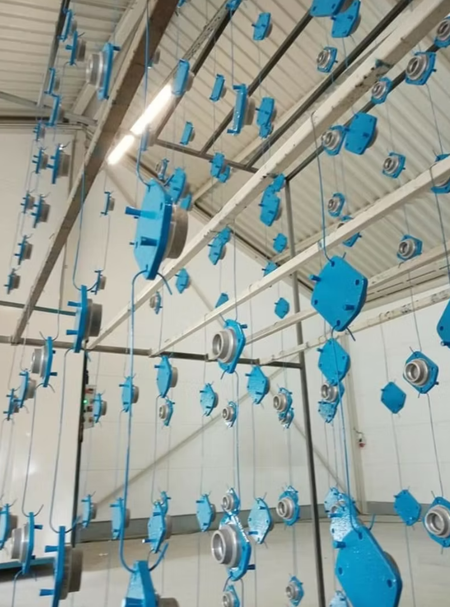 Ein Haufen blauer Objekte hängen von der Decke