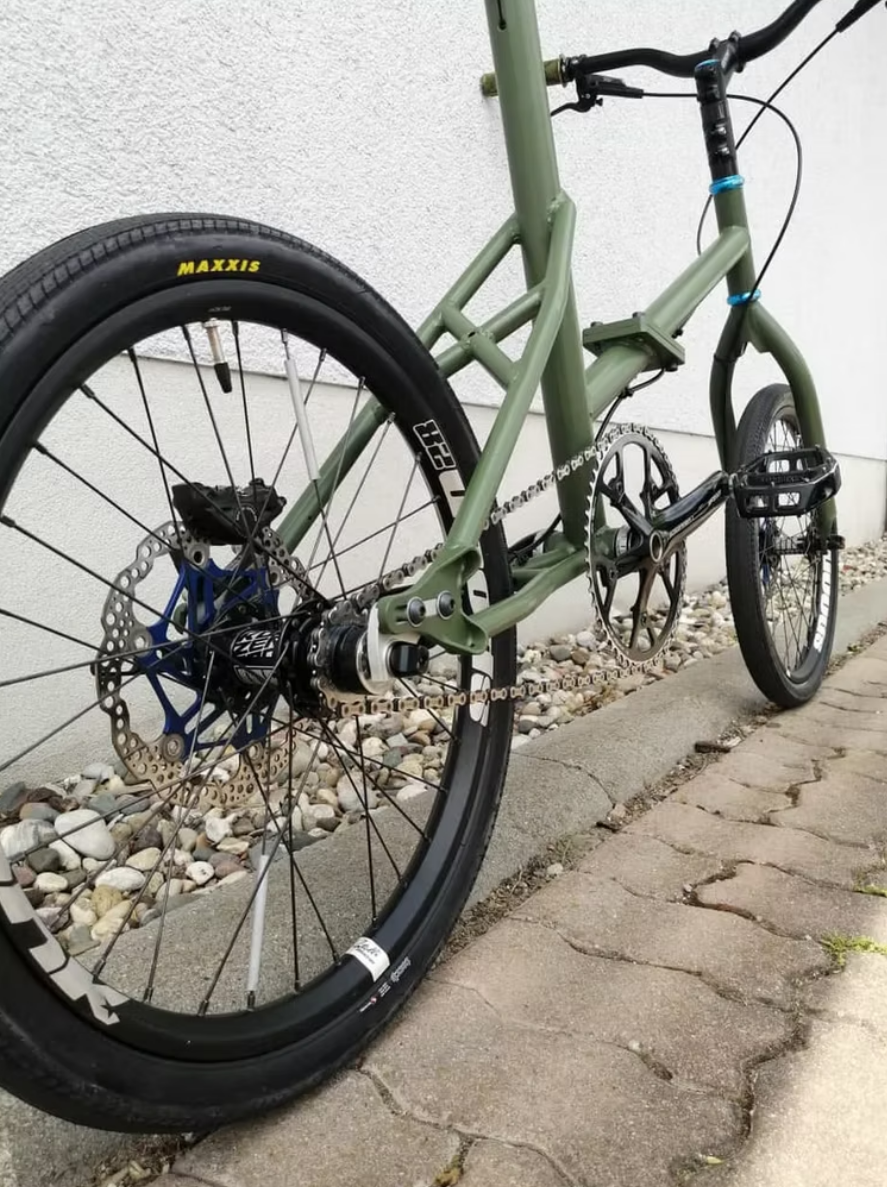 Ein Fahrrad mit einem Maxxis-Reifen steht auf einem Bürgersteig
