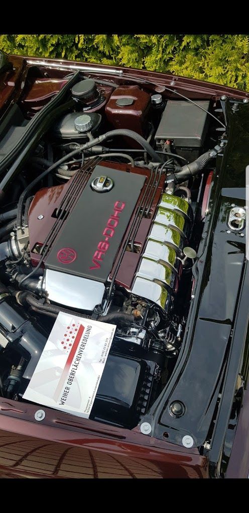 Der Motor eines Autos ist unter der Motorhaube sichtbar.