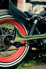 Eine Nahaufnahme von einem Motorrad mit einem roten Rad