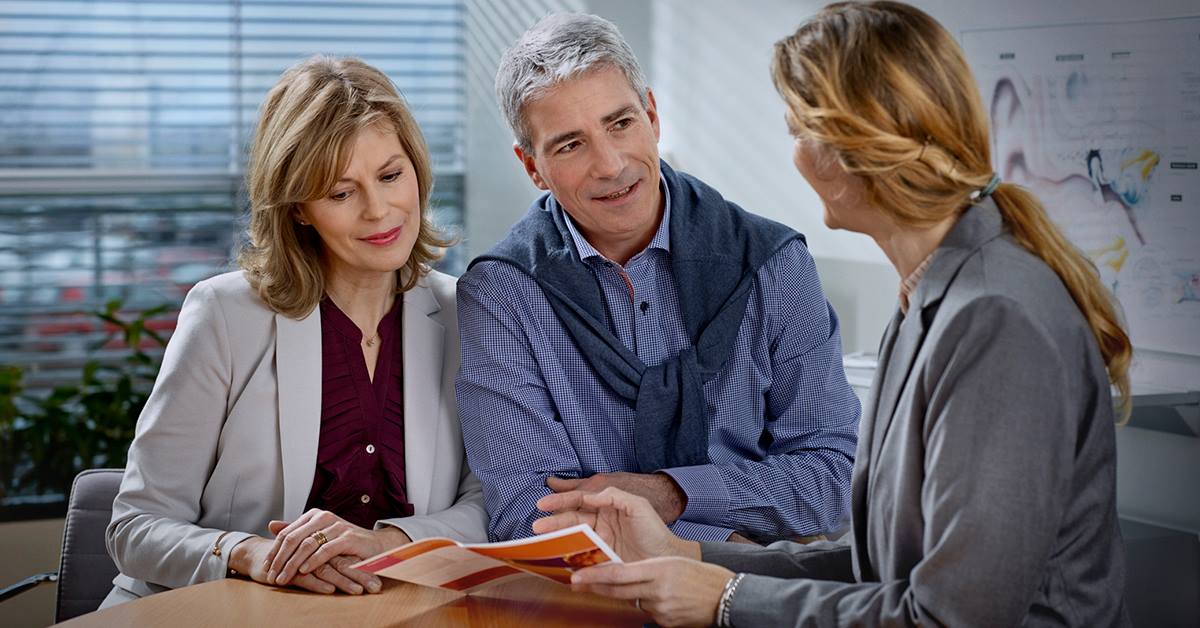 Applicazione di una protesi acustica su un paziente