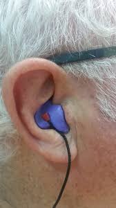 paziente con protesi acustica