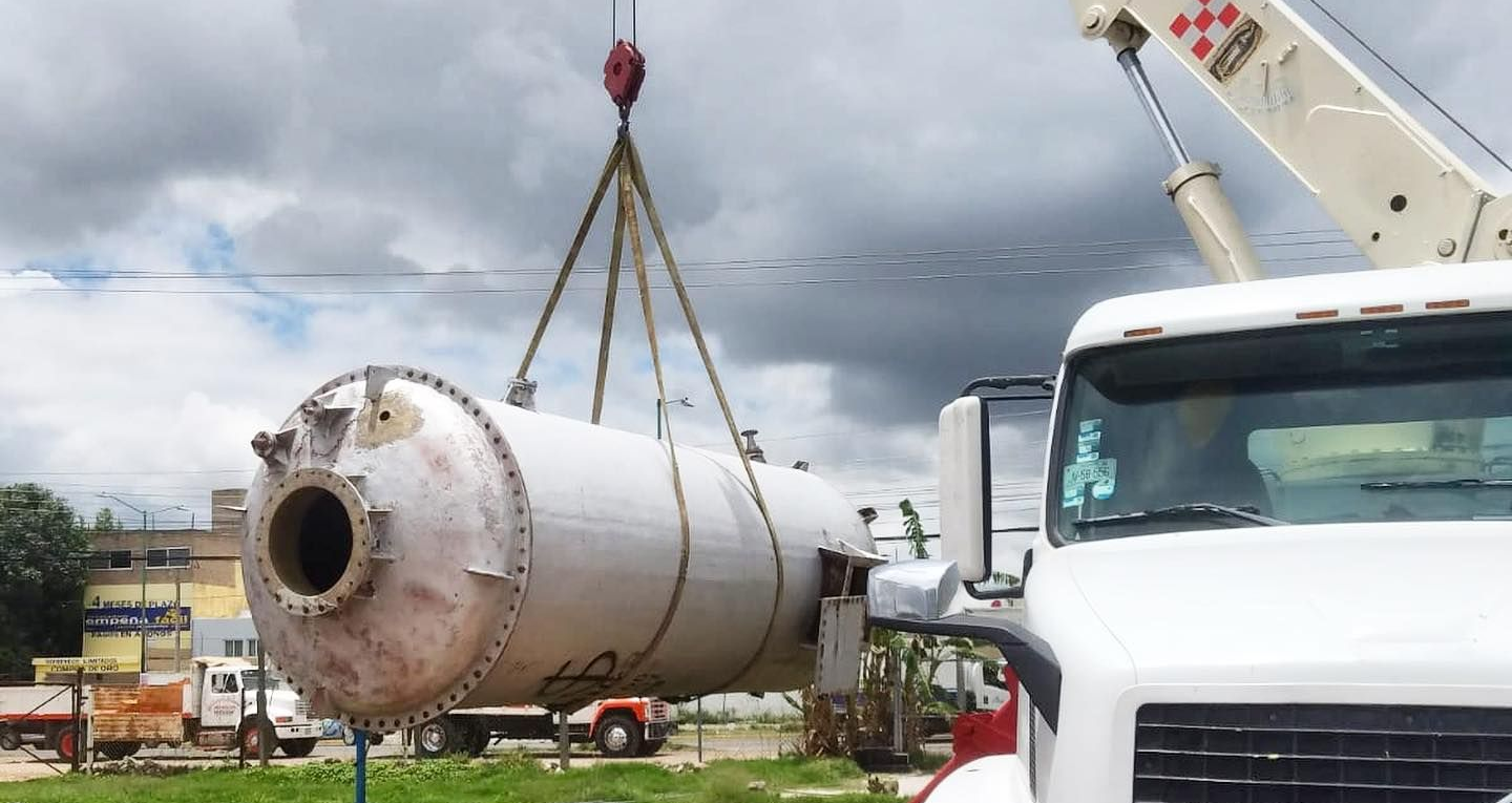 Grua Titan de 14 Ton Cargando Tanque