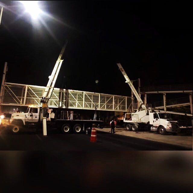 Maniobras industriales con riggers y operadores expertos