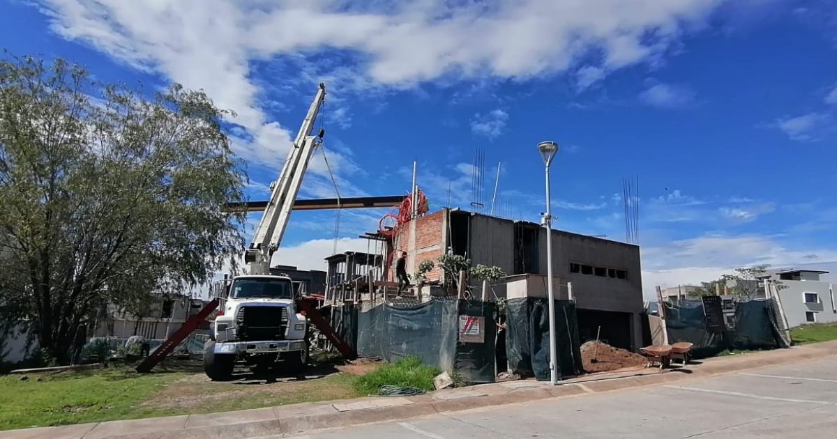 grúa industrial operando en obra de construcción en Guadalajara