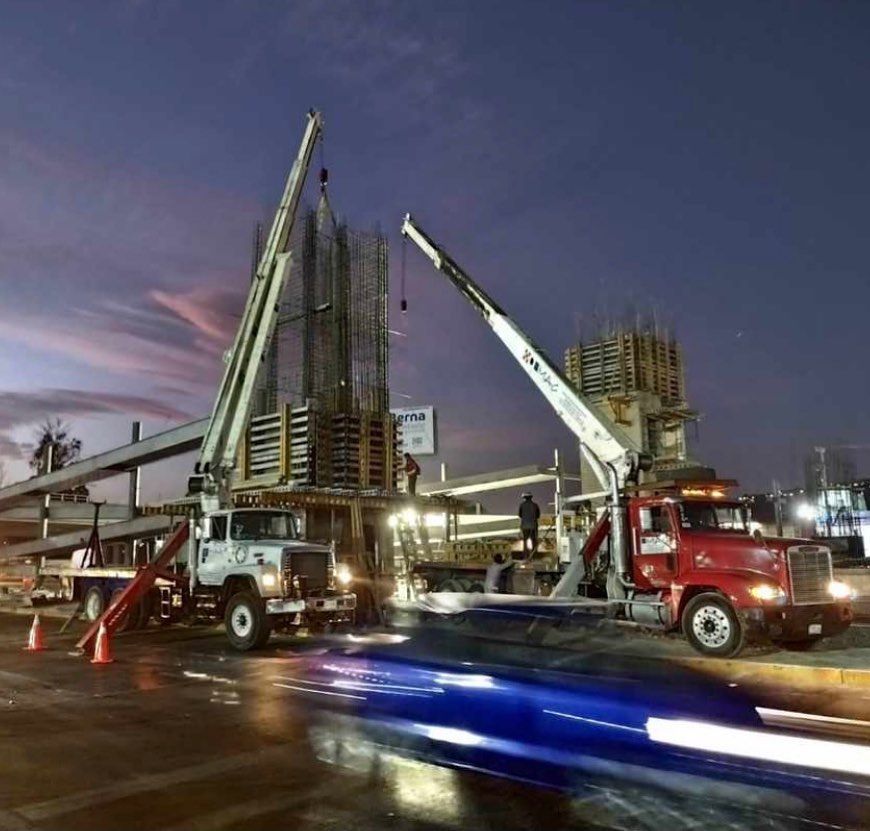 Reubicación de maquinaria industrial con izaje seguro mediante grúa y rigging.