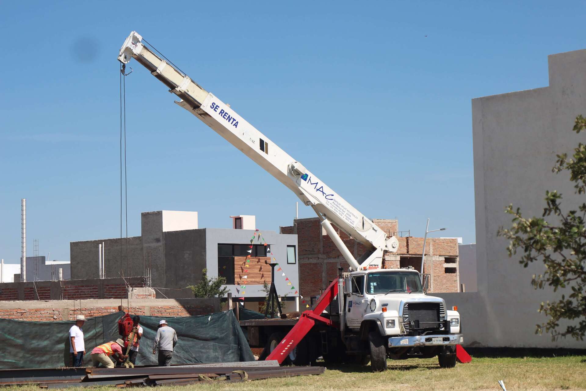 Grúa Titán realizando montaje industrial en Guadalajara