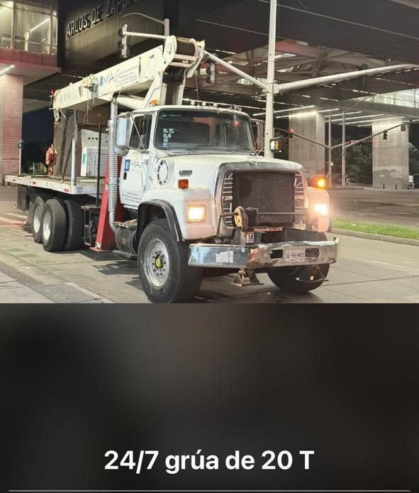 Una grúa industrial telescópica en obra de construcción.