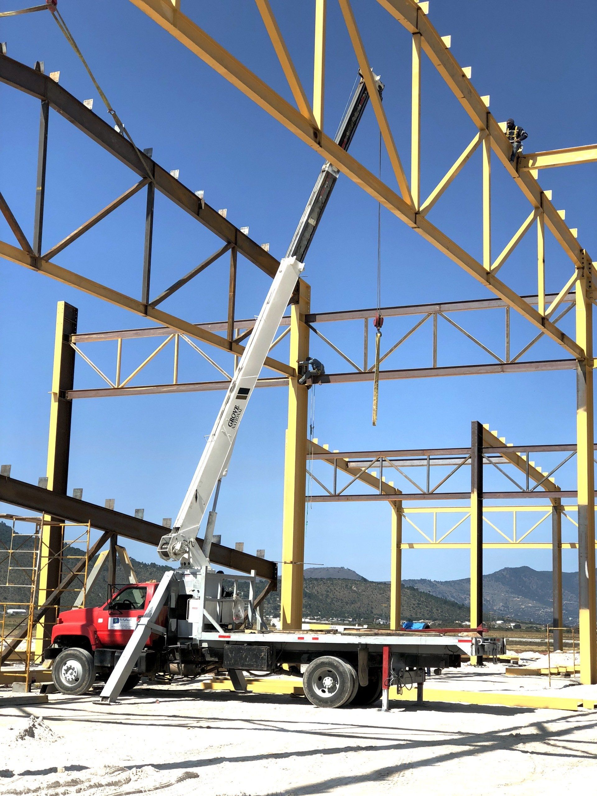 Montando Estructura Metalica en una bodega industrial