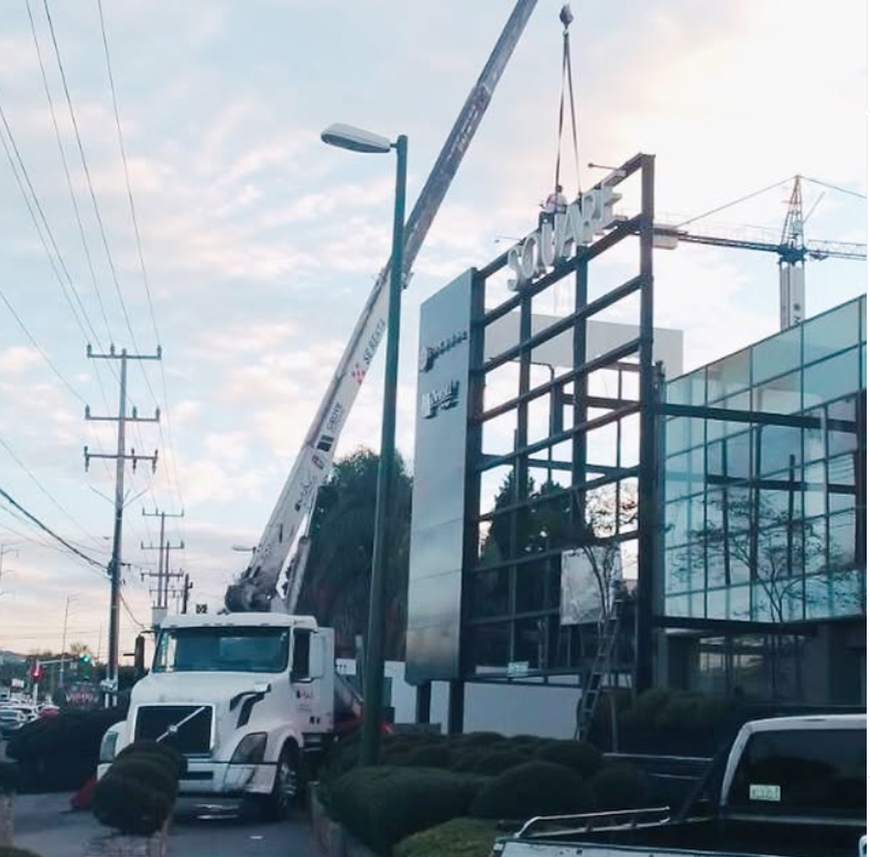 Grúa telescópica en obra comercial de Andares, Guadalajara.