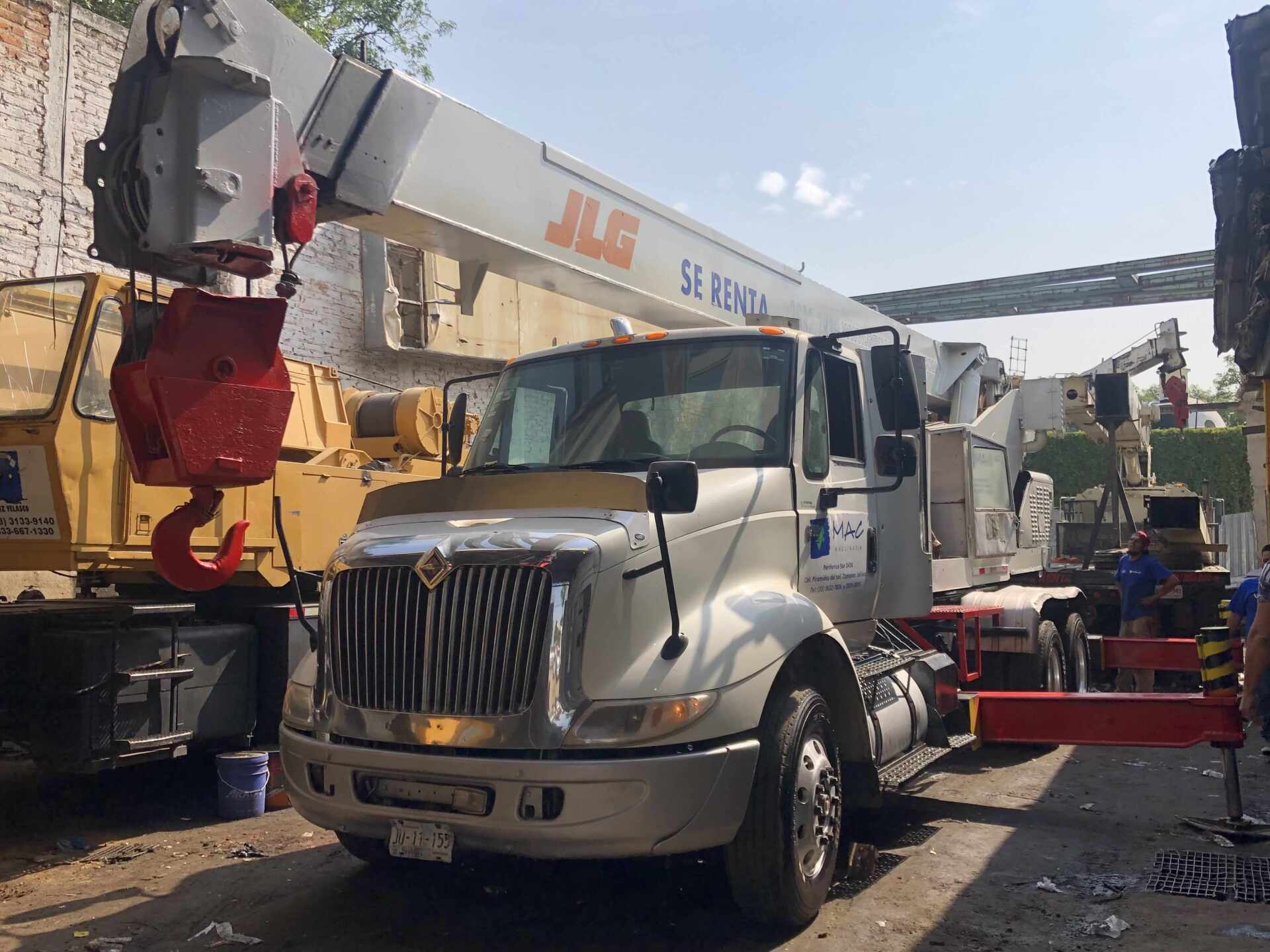 Grua JGL con camion International