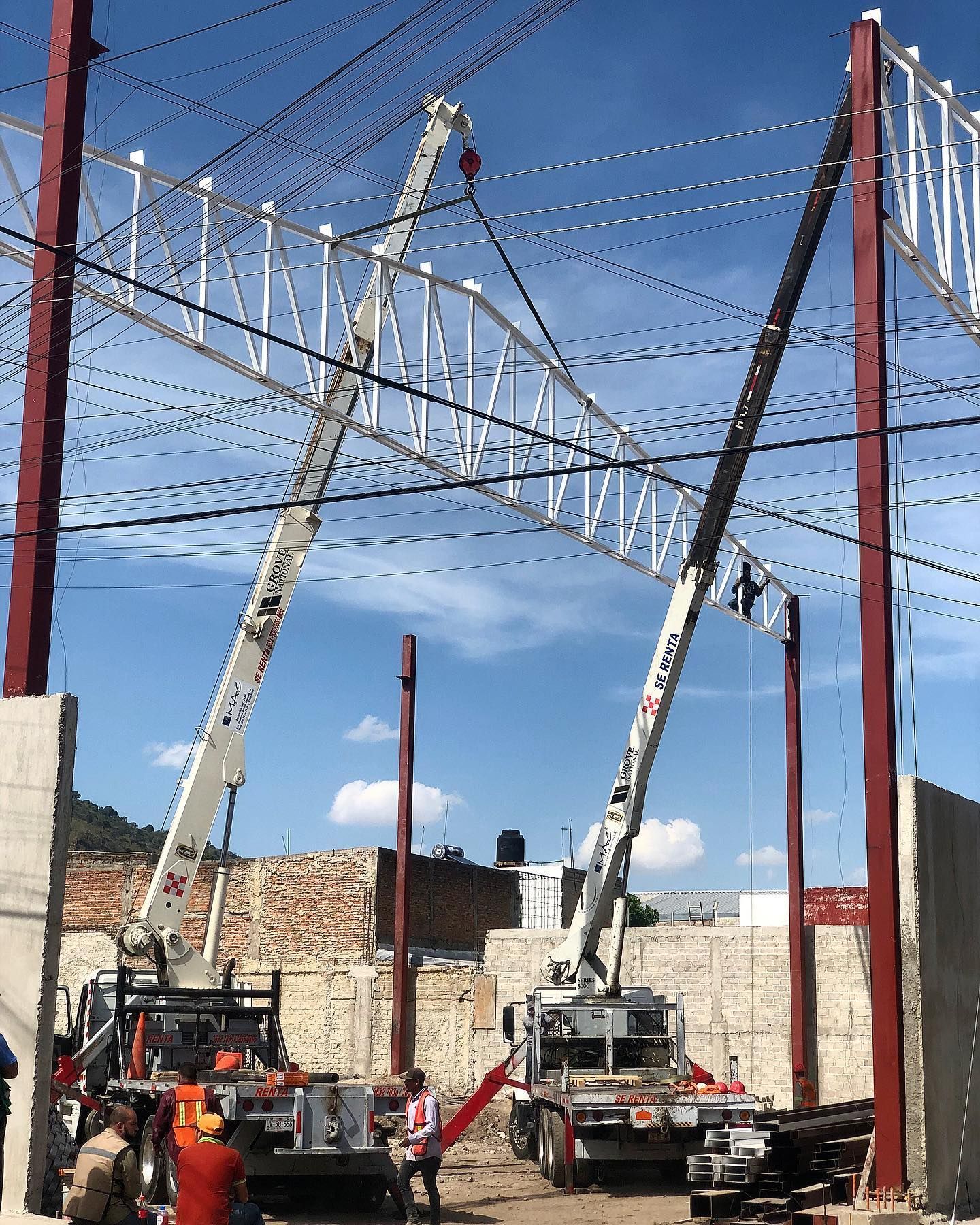 Grúa telescópica levantando estructura metálica en Parque Industrial Tlaquepaque