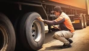 Llanta 11R24.5 montada en eje de tracción de tractocamión