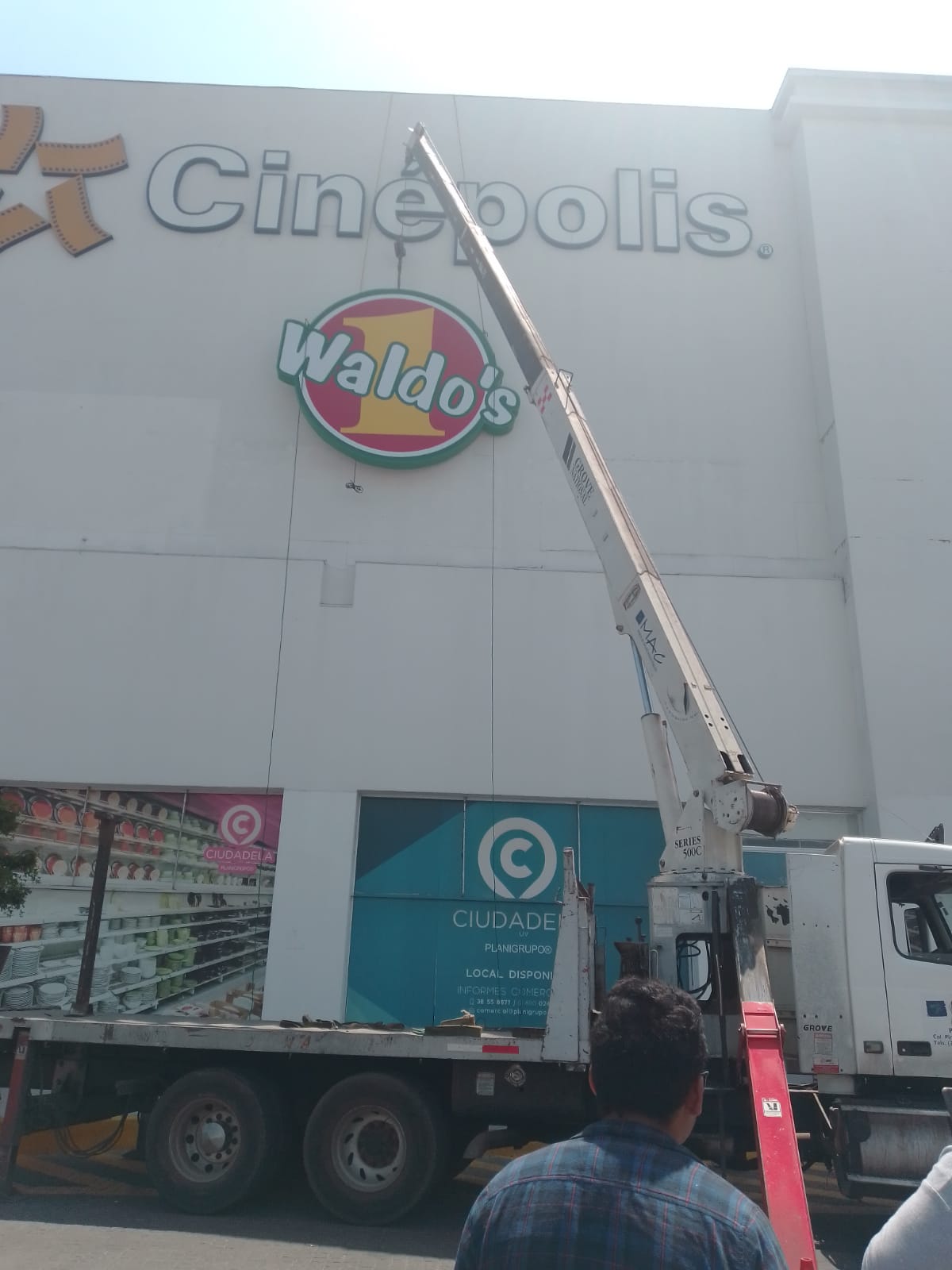 Grúas Montando Anuncios Comerciales