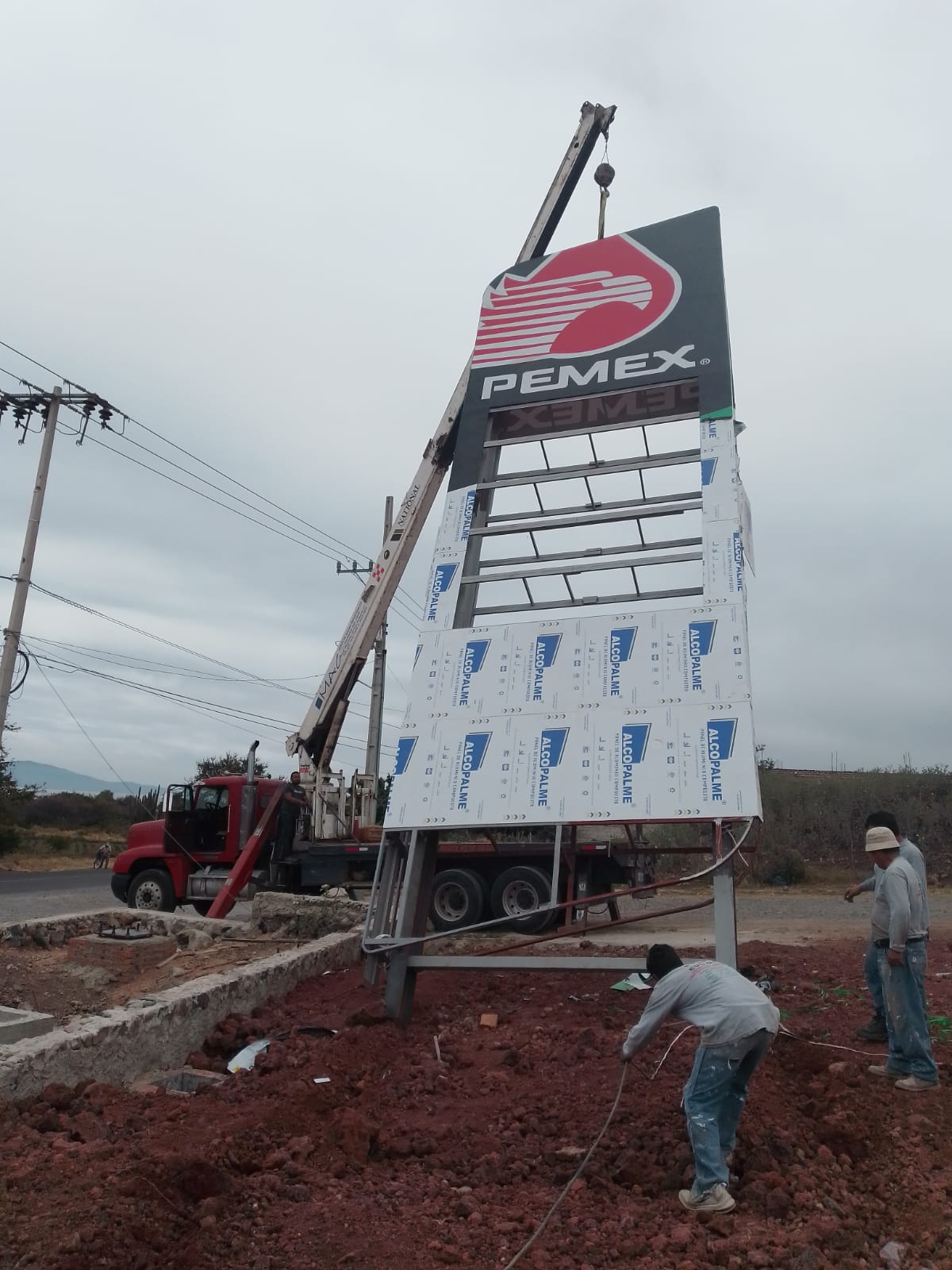 Grúas Montando Anuncios Carreteros